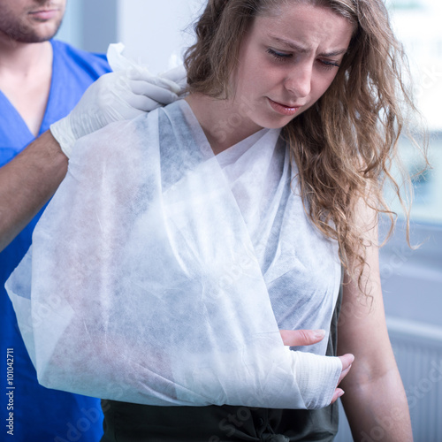 Tableau sur toile Arm in sling