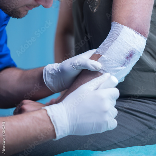 Paramedic dressing wound