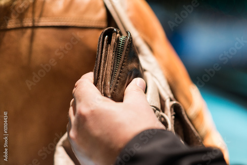 Fotografie geldbörse stehlen