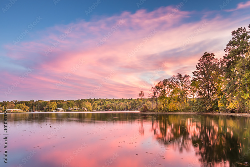 Naklejka premium Dramatic Autumn sunset at Hamilton Lake in Arkansas