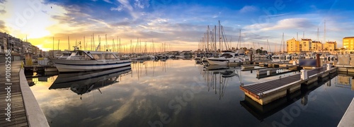 Lever de soleil sur la marina au Cap d'Agde, dans l'Hérault en Occitanie, France photo