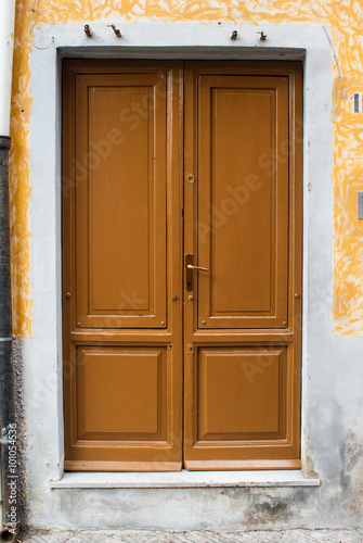 Porta in legno giallo  negozio  ingresso