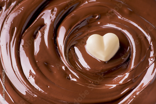 cioccolato fuso con cuore bianco photo