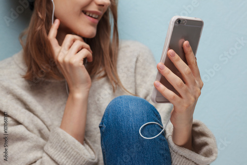 girl listening to music via mobile phone