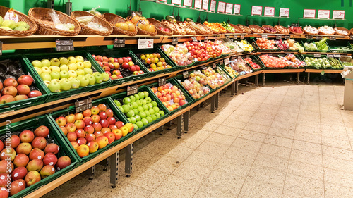 Gemüse Obst im Supermarkt photo