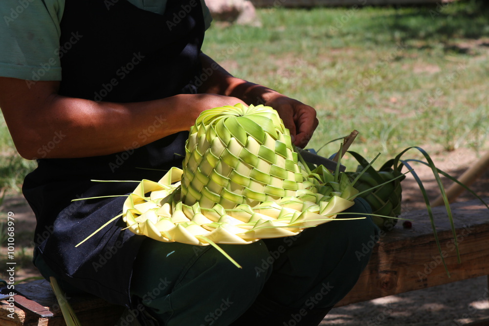 fabrication de chapeau en feuille de cocotier Photos | Adobe Stock