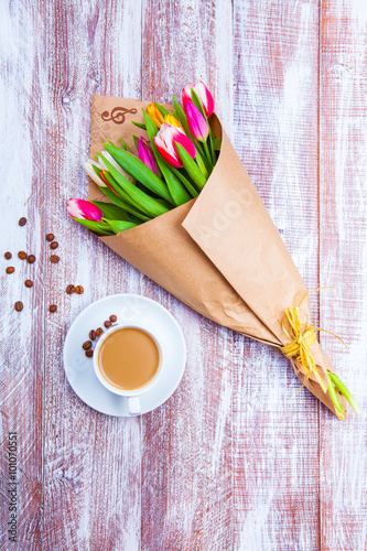 Fototapeta Naklejka Na Ścianę i Meble -  tulips and coffees isolated on a wooden table