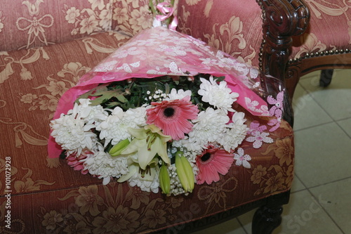 праздничный букет цветов лежит на диване