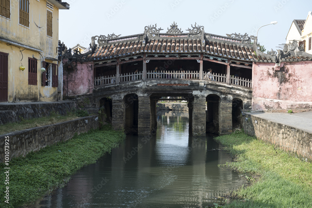 Obraz premium Lateral con rio del antiguo puente cubierto japonés en Hoi An, Vietnam