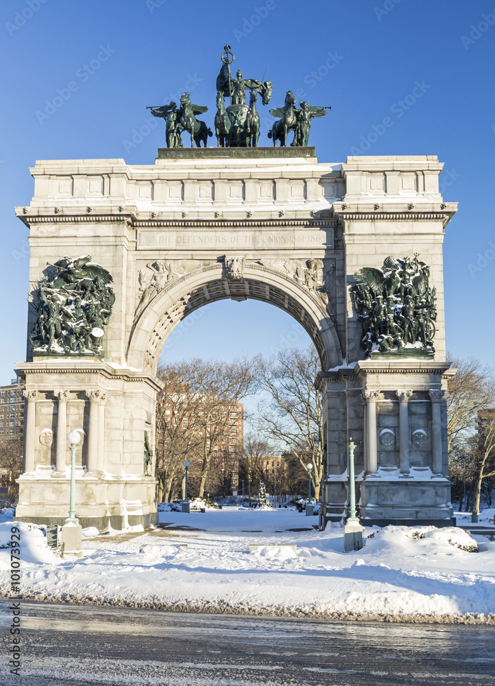 Fototapeta premium Snowy Grand Army Plaza Monument