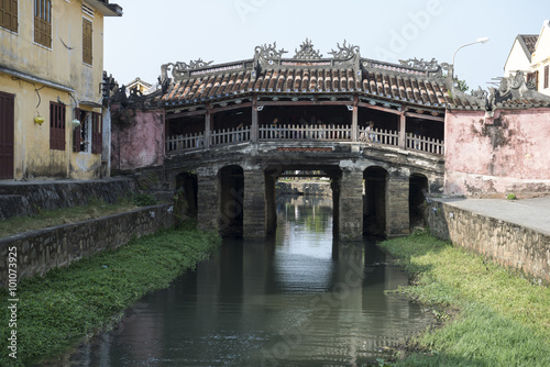 Lateral con rio del antiguo puente cubierto japonés en Hoi An, Vietnam