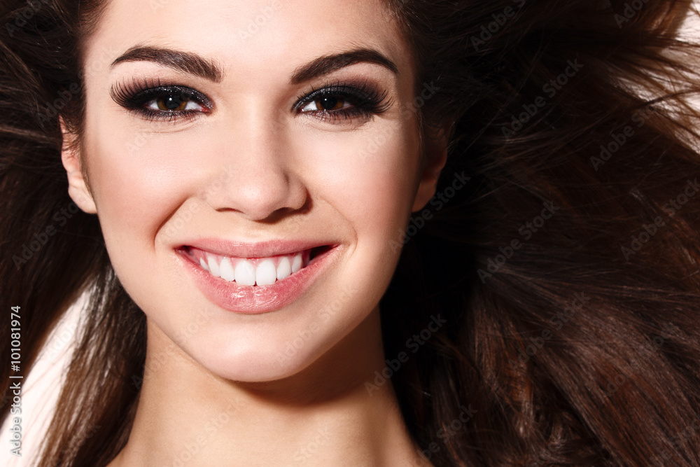 Obraz premium Close up portrait of beautiful young happy smiling woman, isolated over white background