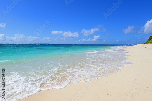 沖縄の美しいビーチと爽やかな空 © Liza5450
