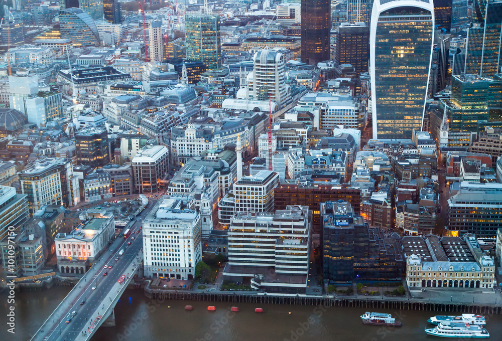 Obraz premium LONDON, UK - JANUARY 27, 2015: panoramic view City of London at sunset