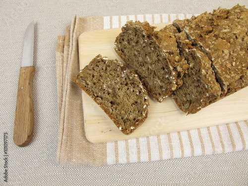 Schwarzbrot mit Leinsamen und Sonnenblumenkernen