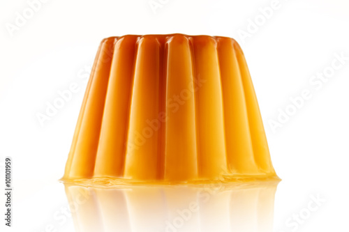 Fotografía Juicy udding or creme caramel isolated over white background.
