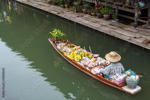 Thailand Markets Longboat © phanthit malisuwan