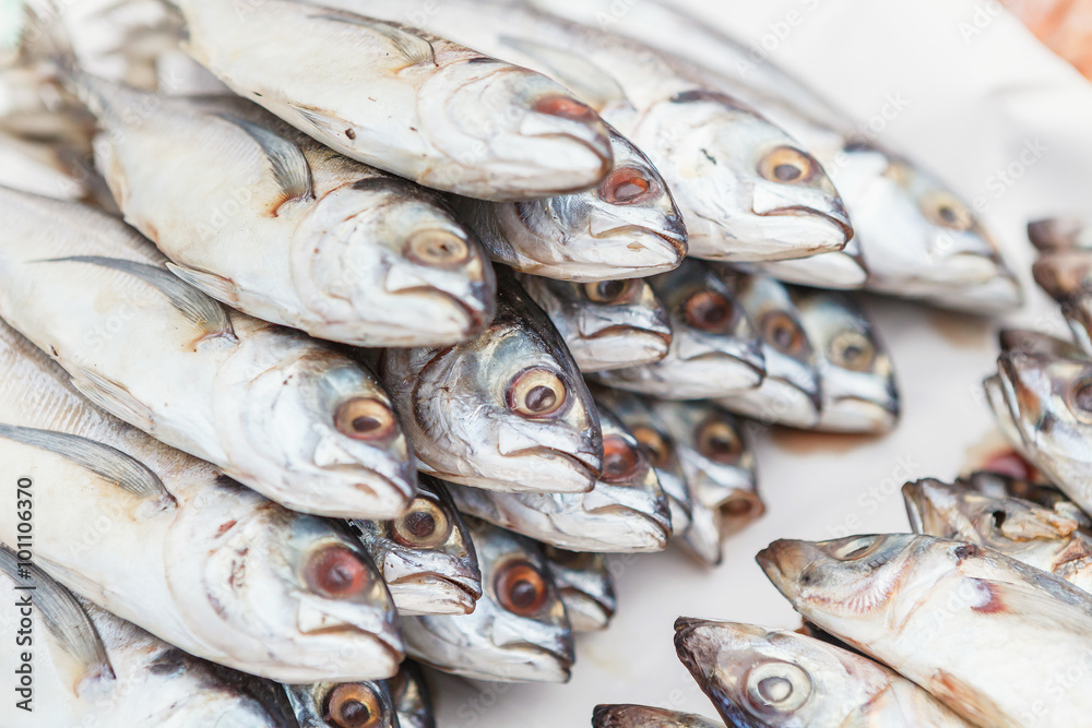 Obraz premium Fresh Mackerel on a market stall in Thailand.