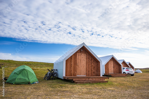 Valokuva Tents and cute guesthouses in camping at sunny day, Iceland