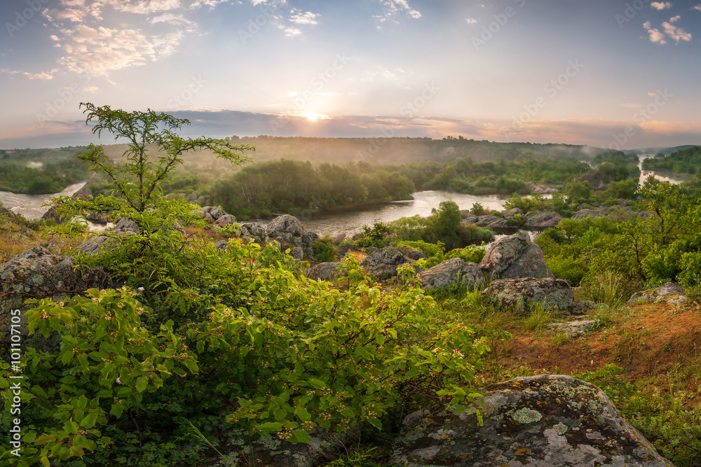 Obraz premium Morning landscape rising above the river mist sun