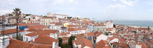 Miradouro de Santa Luzia mit Blick auf das Kloster São Vicente de Fora, Alfama, Lissabon, Portugal