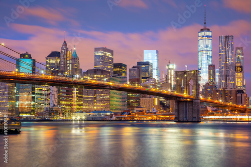 Fototapeta Naklejka Na Ścianę i Meble -   Manhattan skyscrapers and Brooklyn Bridge - beautiful gentle