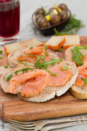 bread with smoked salmon with cheese and red wine