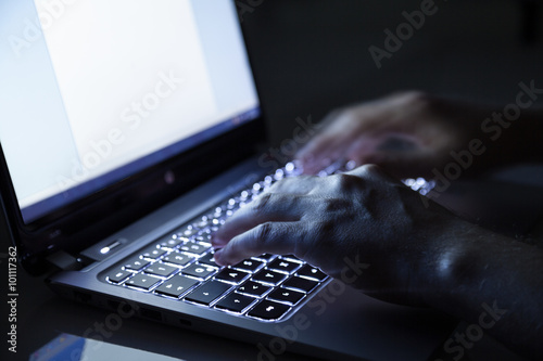 Cuadro en lienzo Hacker am Laptop