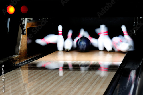 Leinwand Poster Bowling Ball Hitting Pins Strike Picture