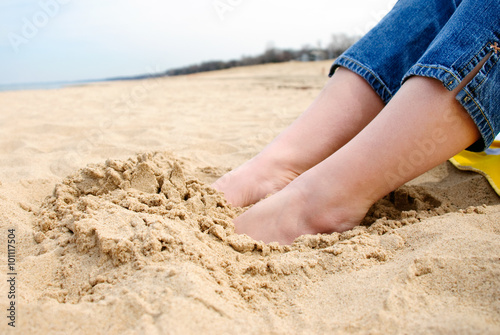Obraz na plátne Female Feet in Sand at Beach