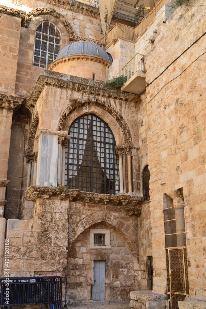 Окно храма гроба господня в Иерусалиме. Израиль.