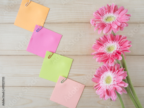 Sticky note and pink flower 11 © npstockphoto