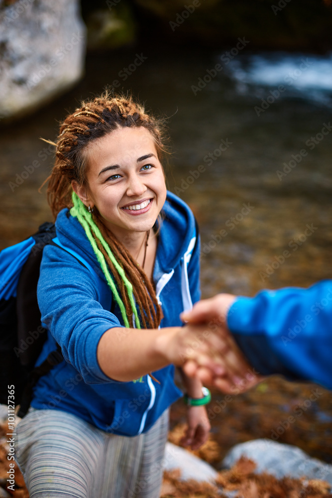 Naklejka premium hiker woman getting help
