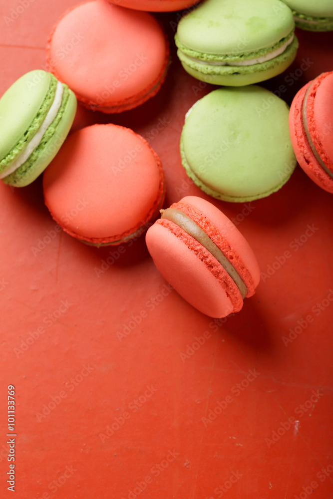 Fototapeta premium macaroons with caramel on red background