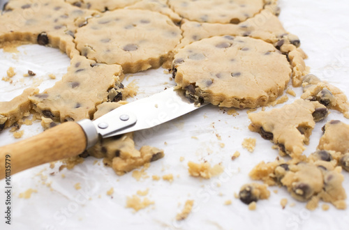 Palette knife lifting cookies from kitchen worktop