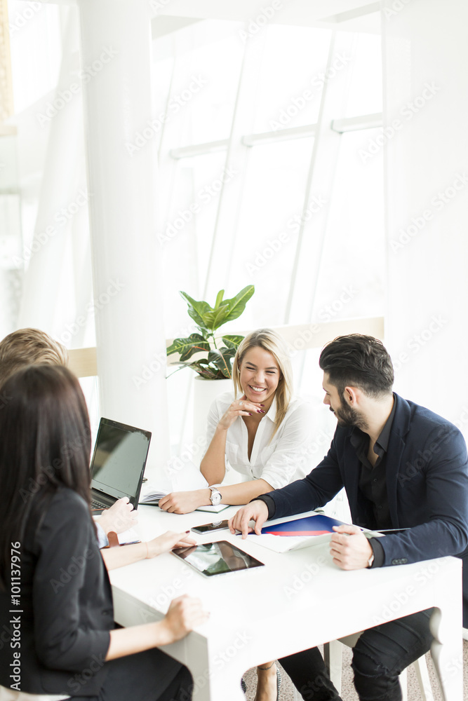 Obraz premium Young people working in the office