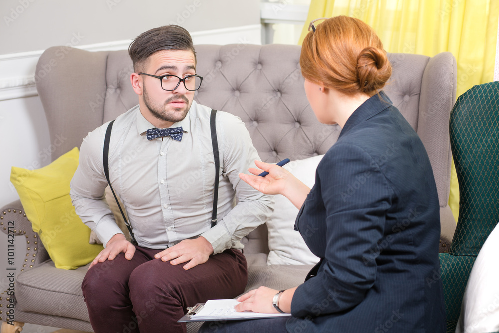 Obraz premium Man at the psychotherapist