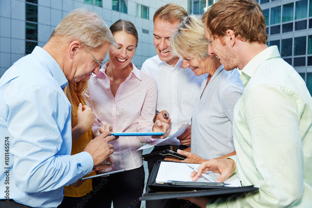Gruppe Geschäftsleute arbeitet mit Tablet Computer Gruppe Geschäftsleute arbeitet mit Tablet Computer