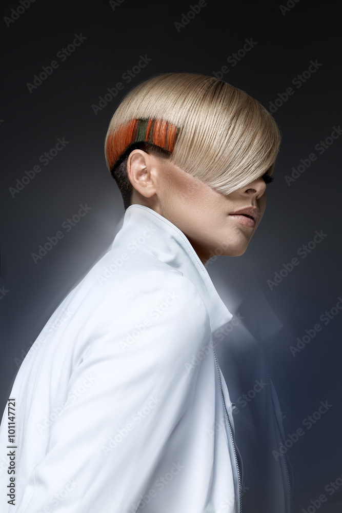 Naklejka premium Blond modelka z nowoczesną fryzurą