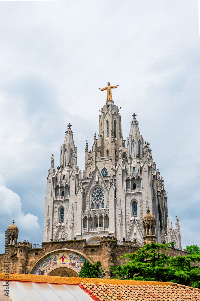 Fototapeta premium Expiatory Church of the Sacred Heart of Jesus on summit of Moun