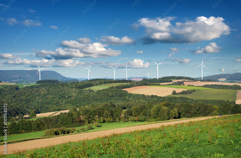 Saarland – Landschaft bei Sankt Wendel im Sommer mit Windkraft Windenergie Windpark