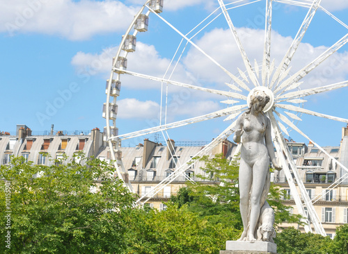 Nude statue in Paris