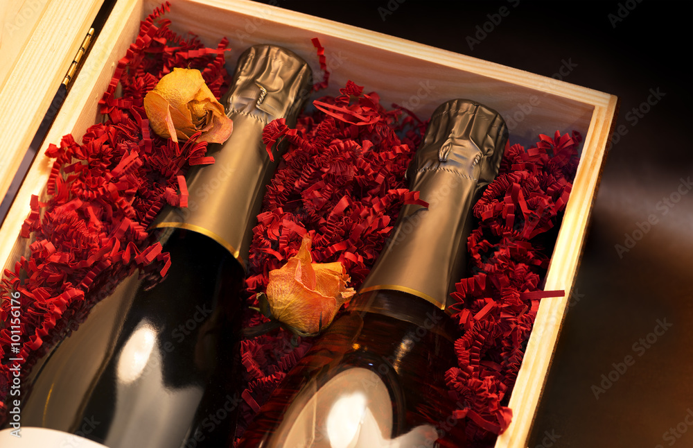 Skrzynka z butelkami szampana i żółte róże. - obrazy, fototapety, plakaty 