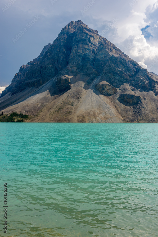 Obraz premium Majestic mountain lake in Canada. Bow Lake.
