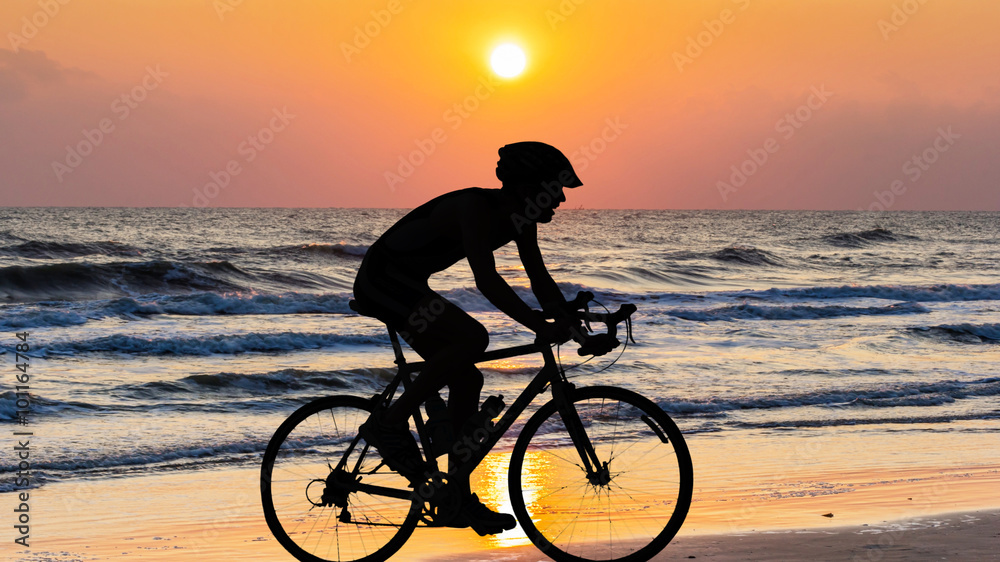 Fototapeta premium Cycling at the beach twilight time