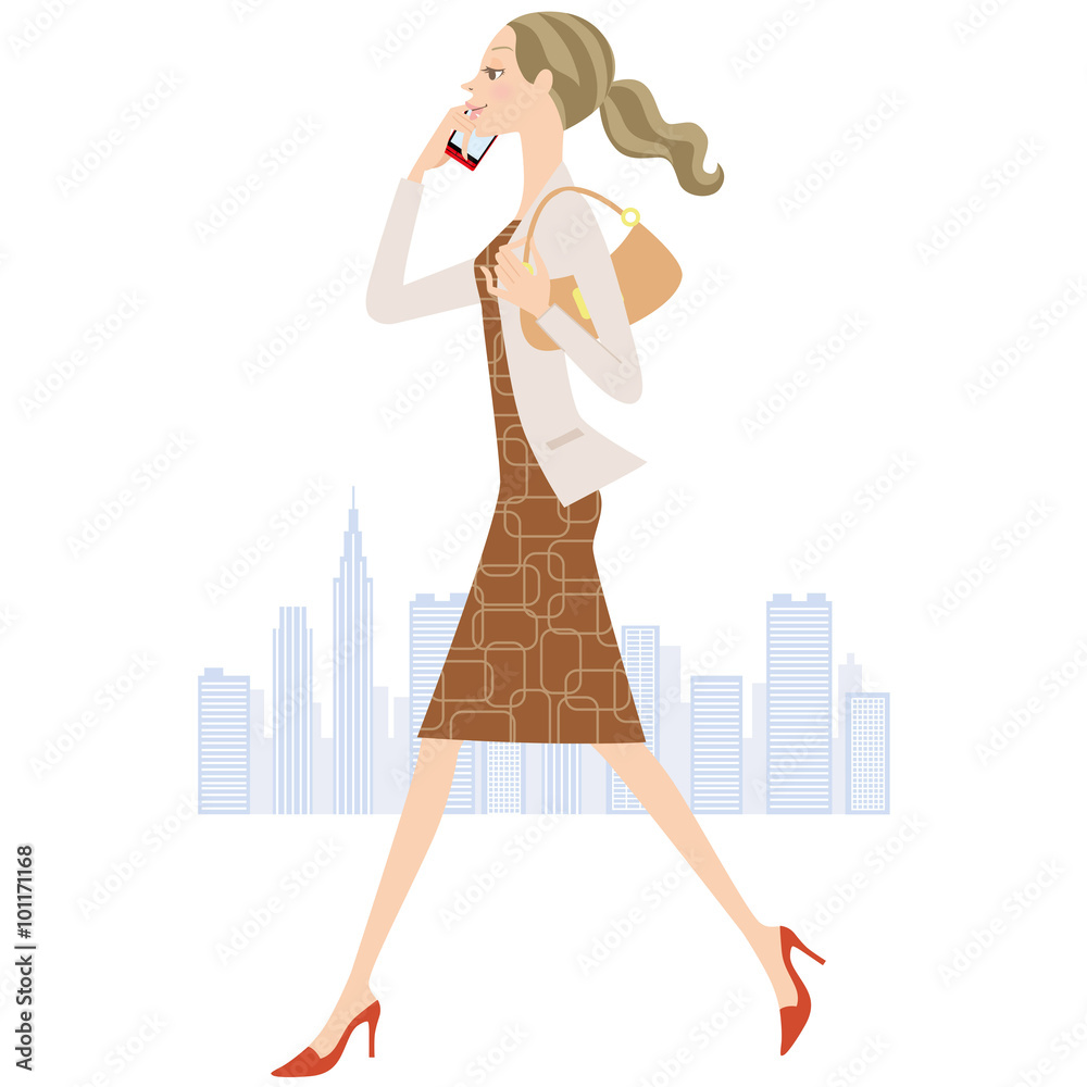 歩きながら電話をする女性