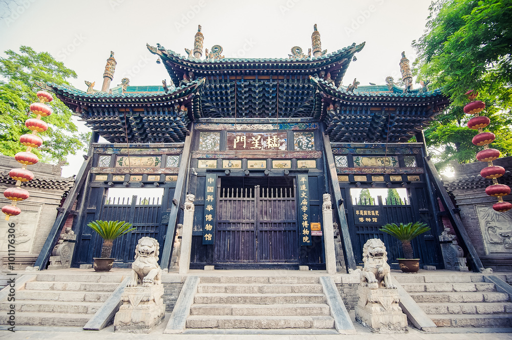 Naklejka premium chinese old temple with colorful roof