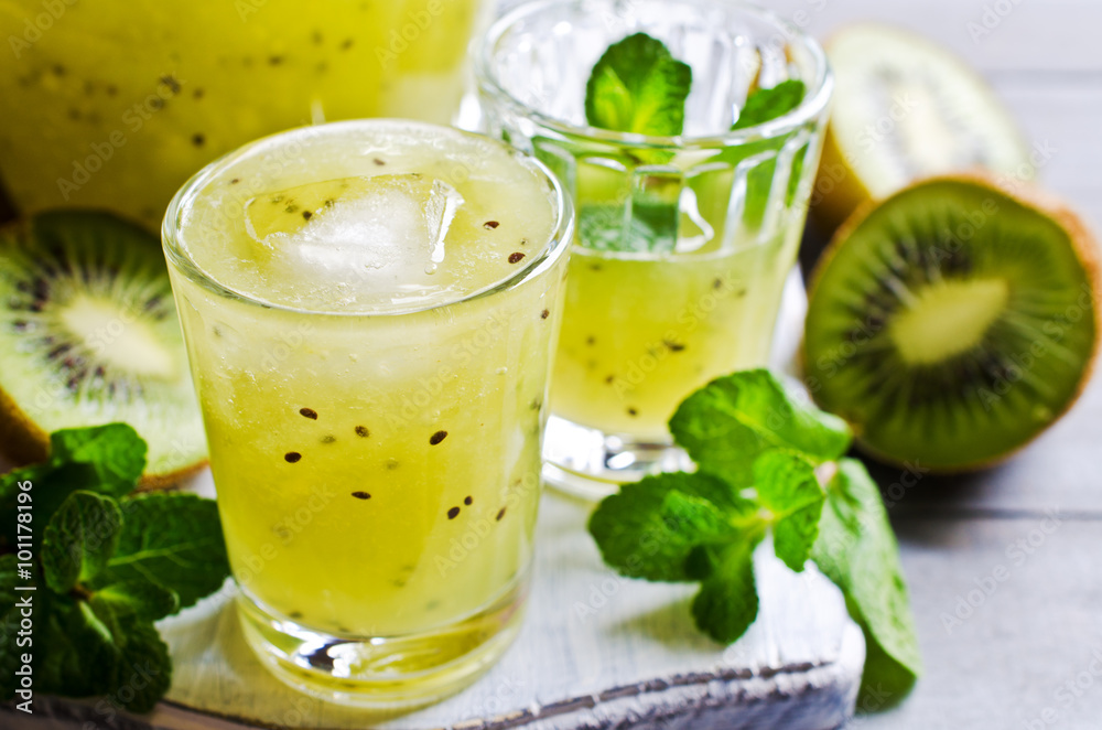 Cocktail with kiwi and mint Cocktail with kiwi and mint