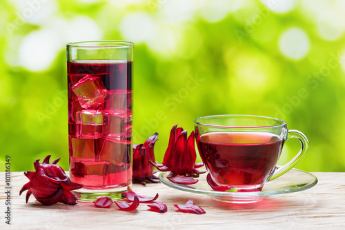 Cup of hot hibiscus tea (karkade) and the same cold drink