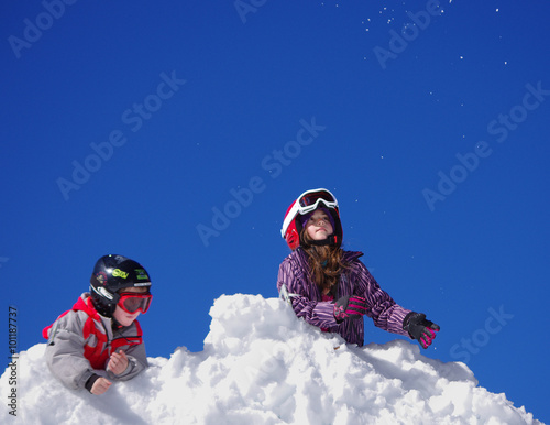 vacances d'hiver - enfant jouant dans la neige